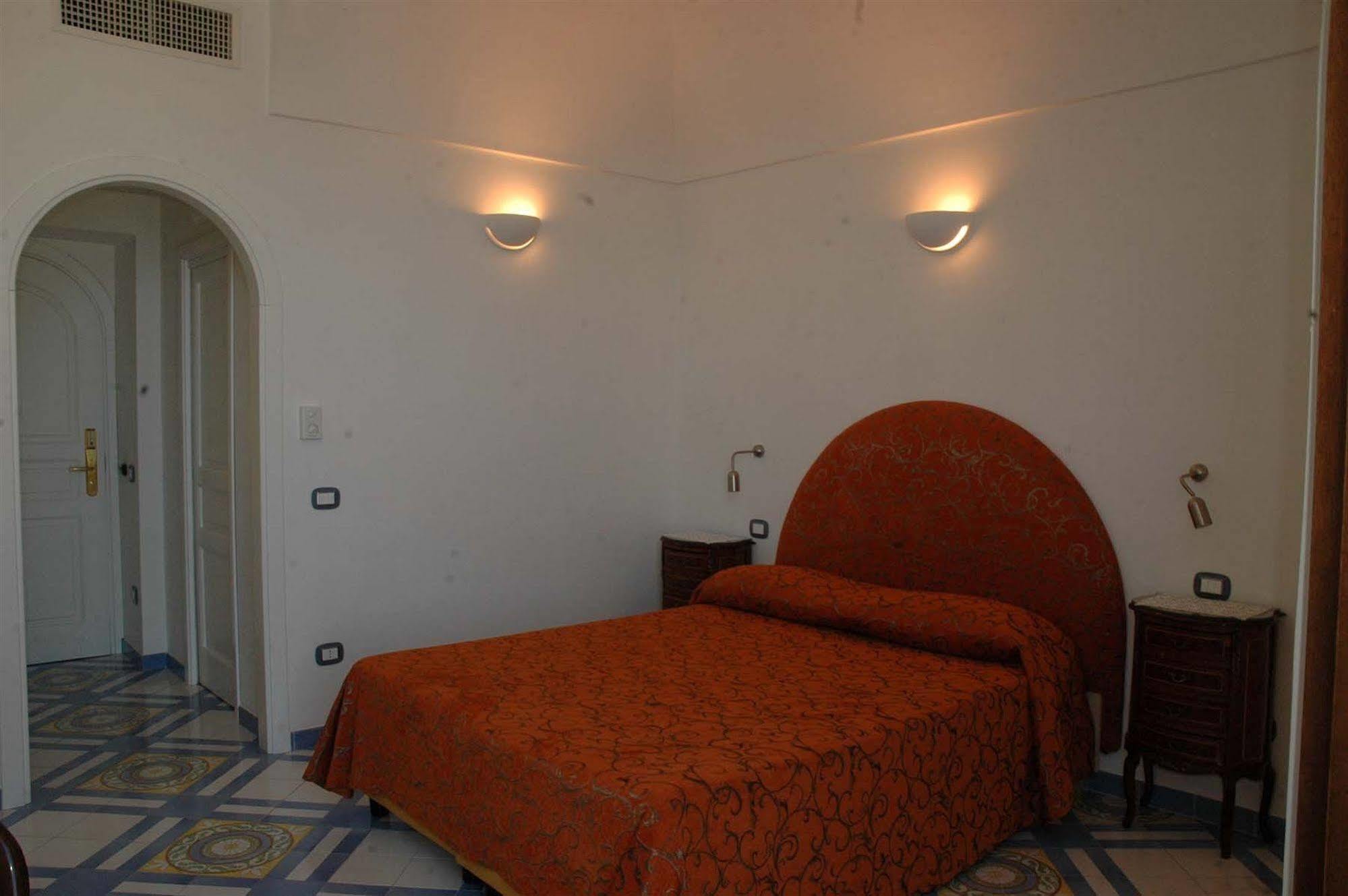 Hotel Croce Di Amalfi Bagian luar foto